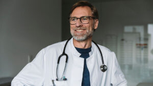 Médico sorrindo