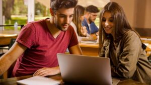 Alunos universitários analisando calendário escolar