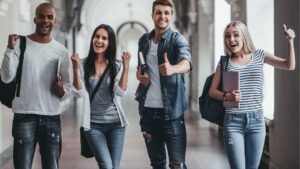 Estudantes universitários em busca de bolsa de estudo
