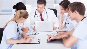Médicos reunidos em avaliação