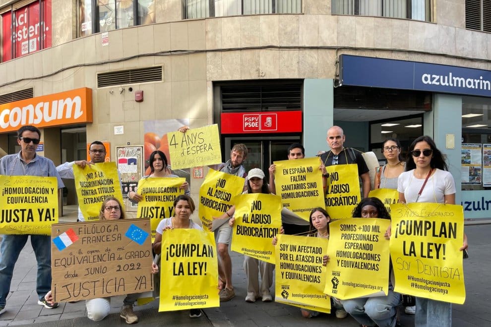 Profissionais qualificados protestam na sede do PSPV na Espanha. Por isso internacionalizar sua carreira a partir de Portugal é uma melhor opção.