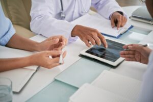 médicos realizando uma avaliação