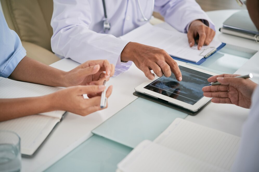 médicos realizando uma avaliação