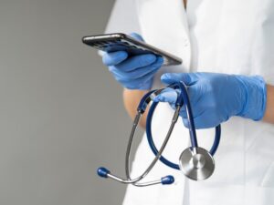 médico de luva com estetoscopio