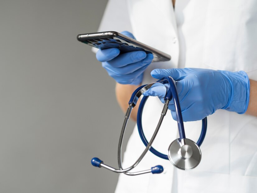 médico de luva com estetoscopio