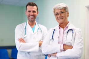 médico jovem e senhor