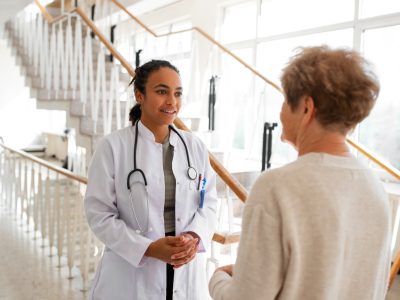médica chegando em Portuga