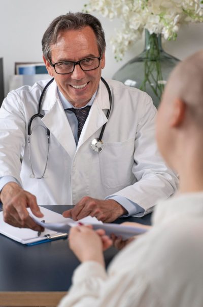 médico atendendo paciente em Portugal